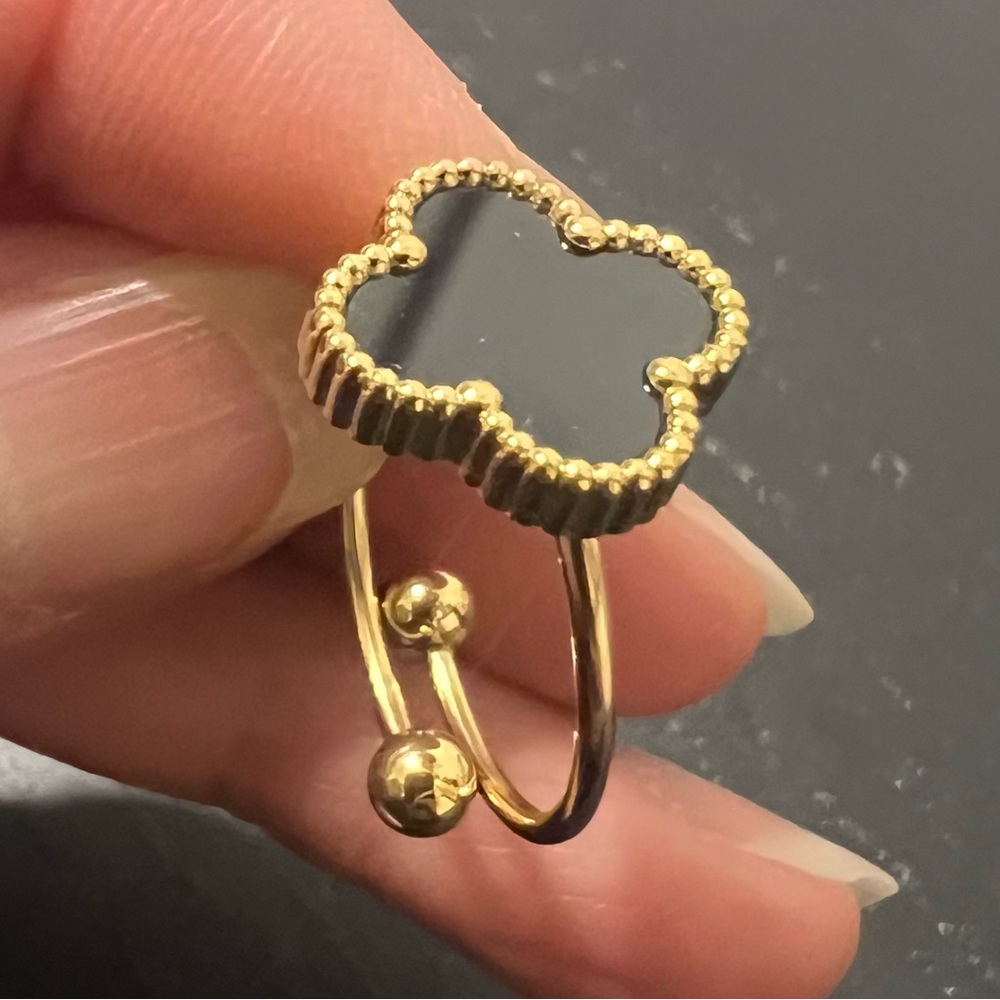 Elegant Gold and Black Clover Ring
